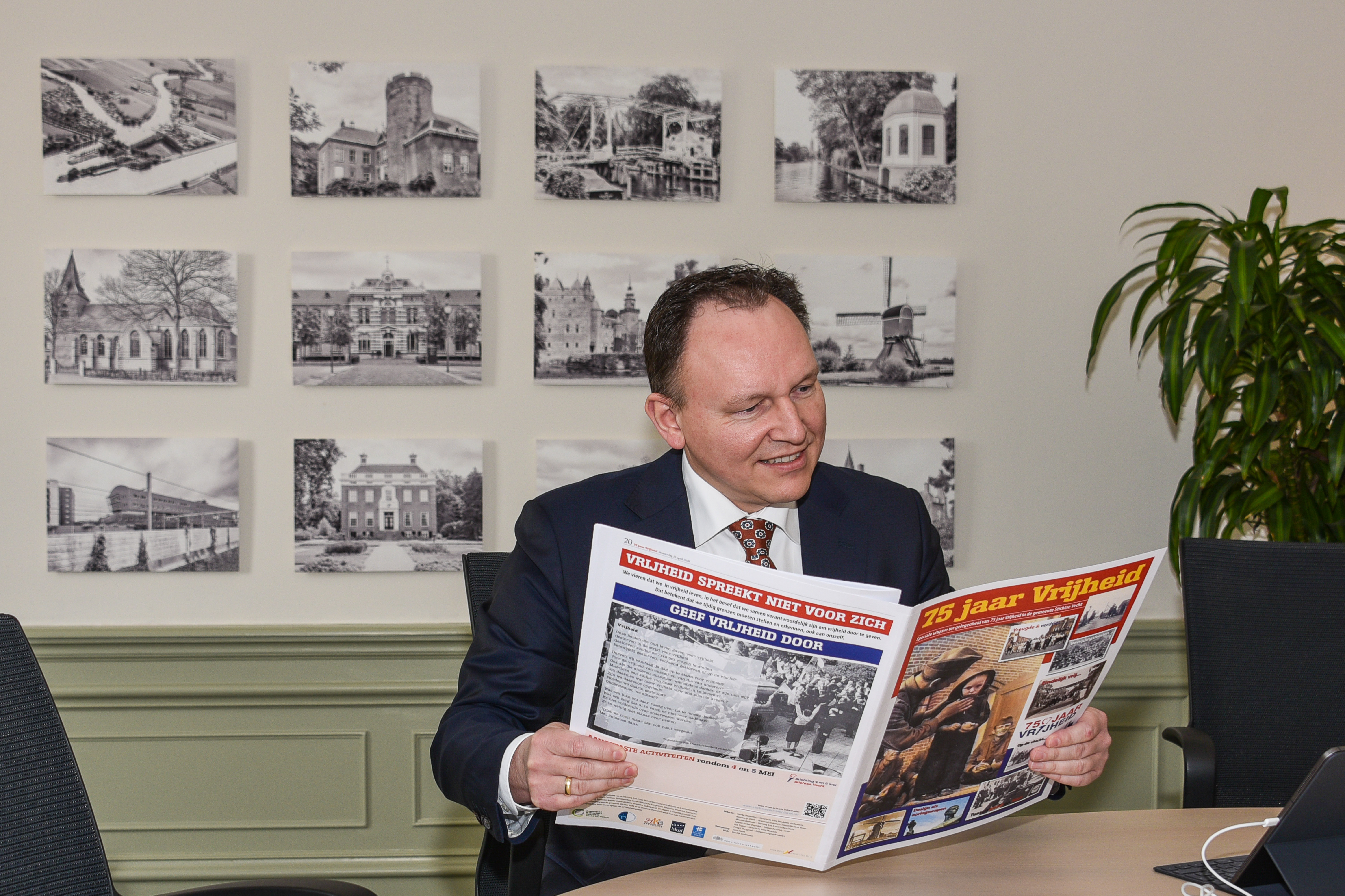 Burgemeester Ap Reinders met Vrijheidskrant- credits foto Maarten Bootsma BBMB