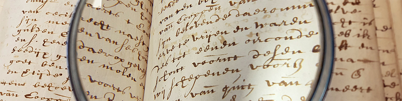 Deze afbeelding toont een loep boven een oud handschrift.
